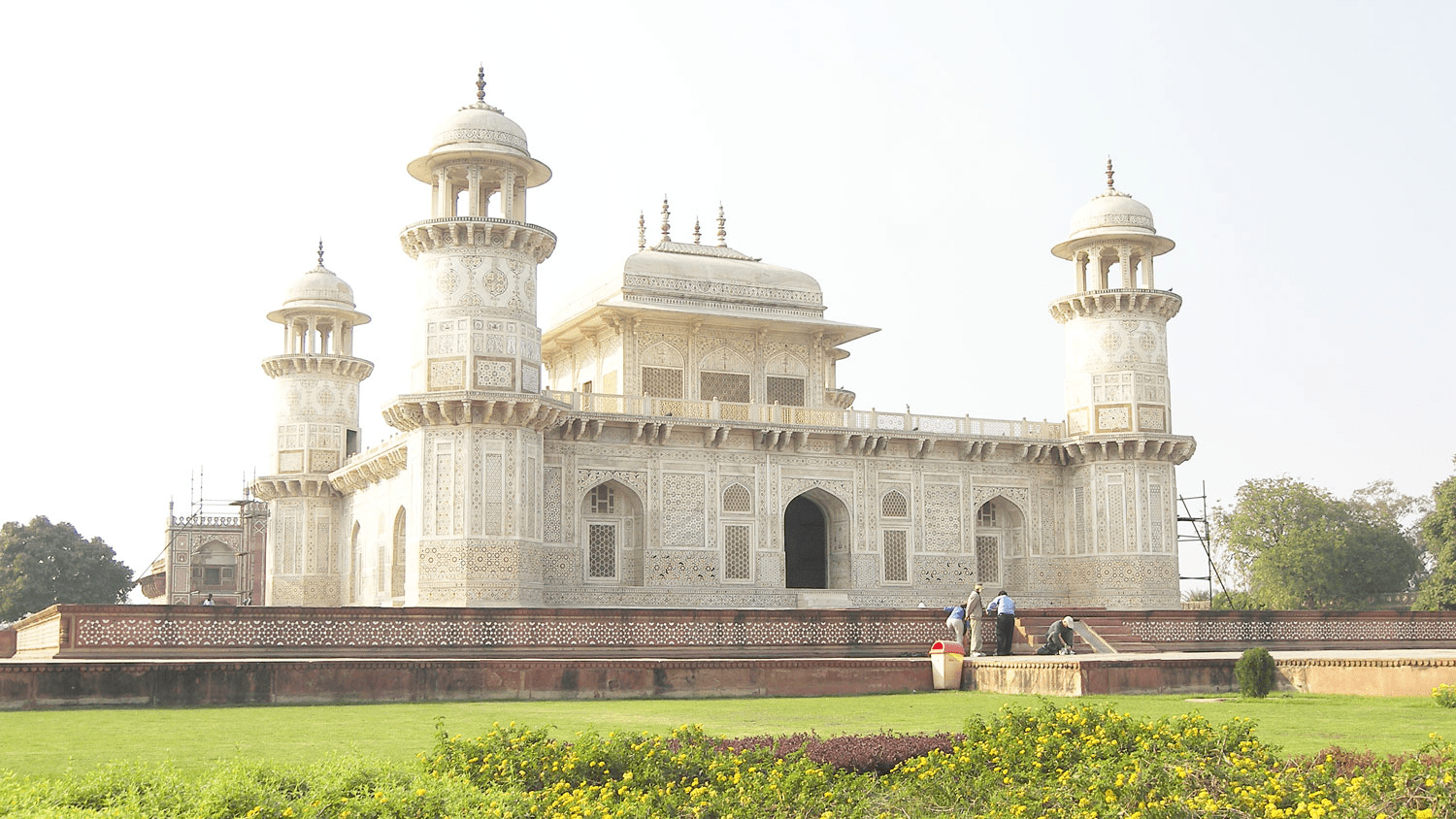 Mausoleo de Itimad-Ud-Daulah en la ciudad de Agra. Triángulo dorado de la india.