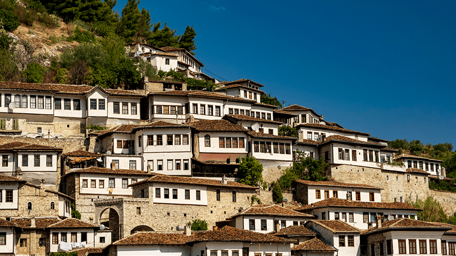 10 lugares que ver en Albania imprescindibles. Viajar a Albania. Berat, la ciudad de las mil ventanas